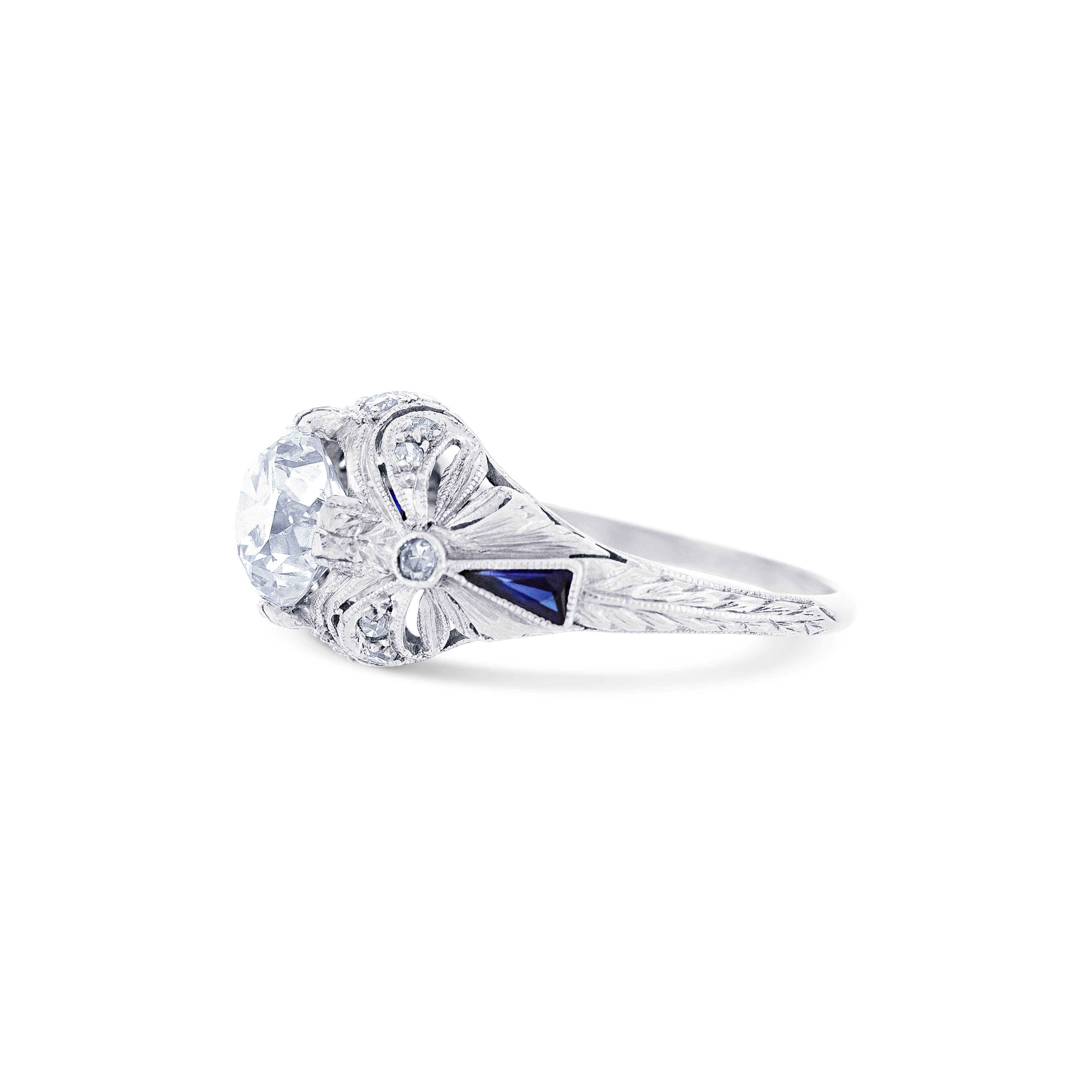 Round Diamond Ring Featuring Blue Sapphire