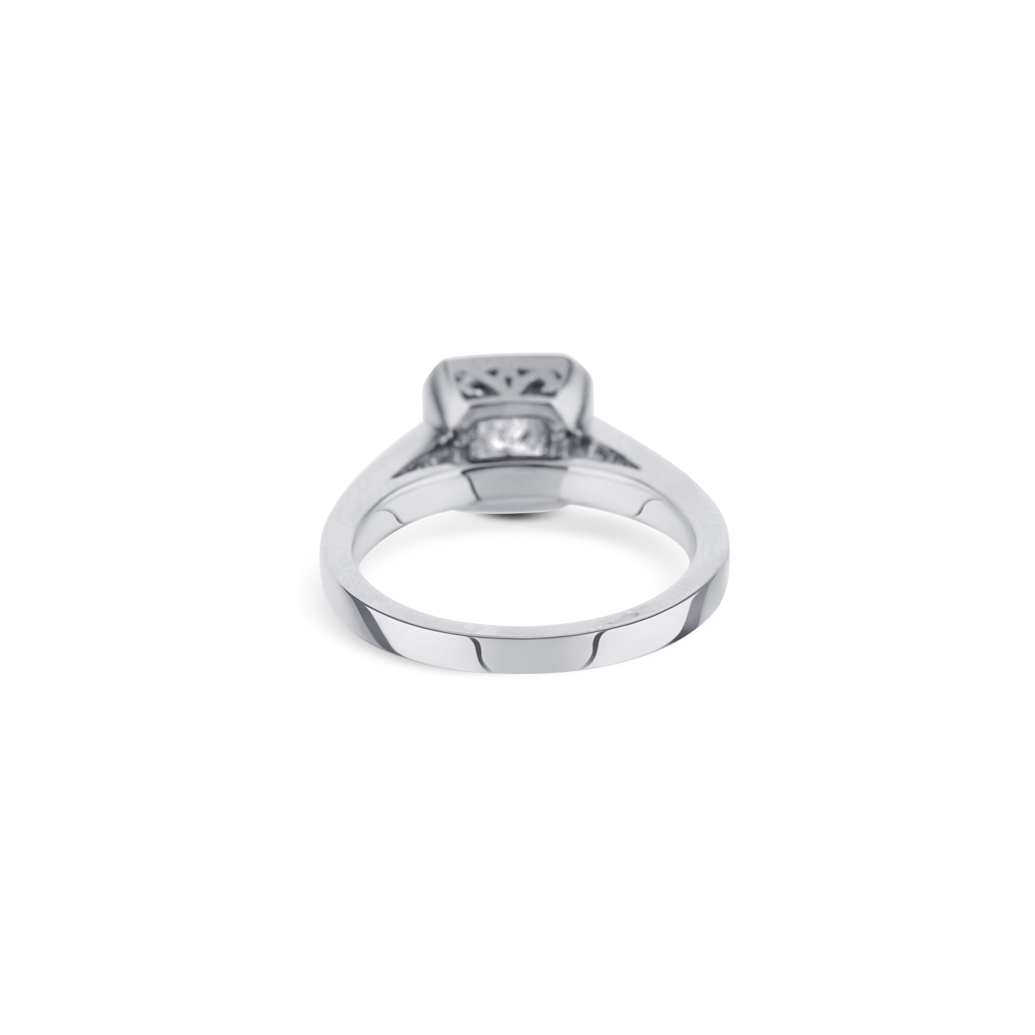 18K White Gold Ring With Princess Cut Diamond And Halo