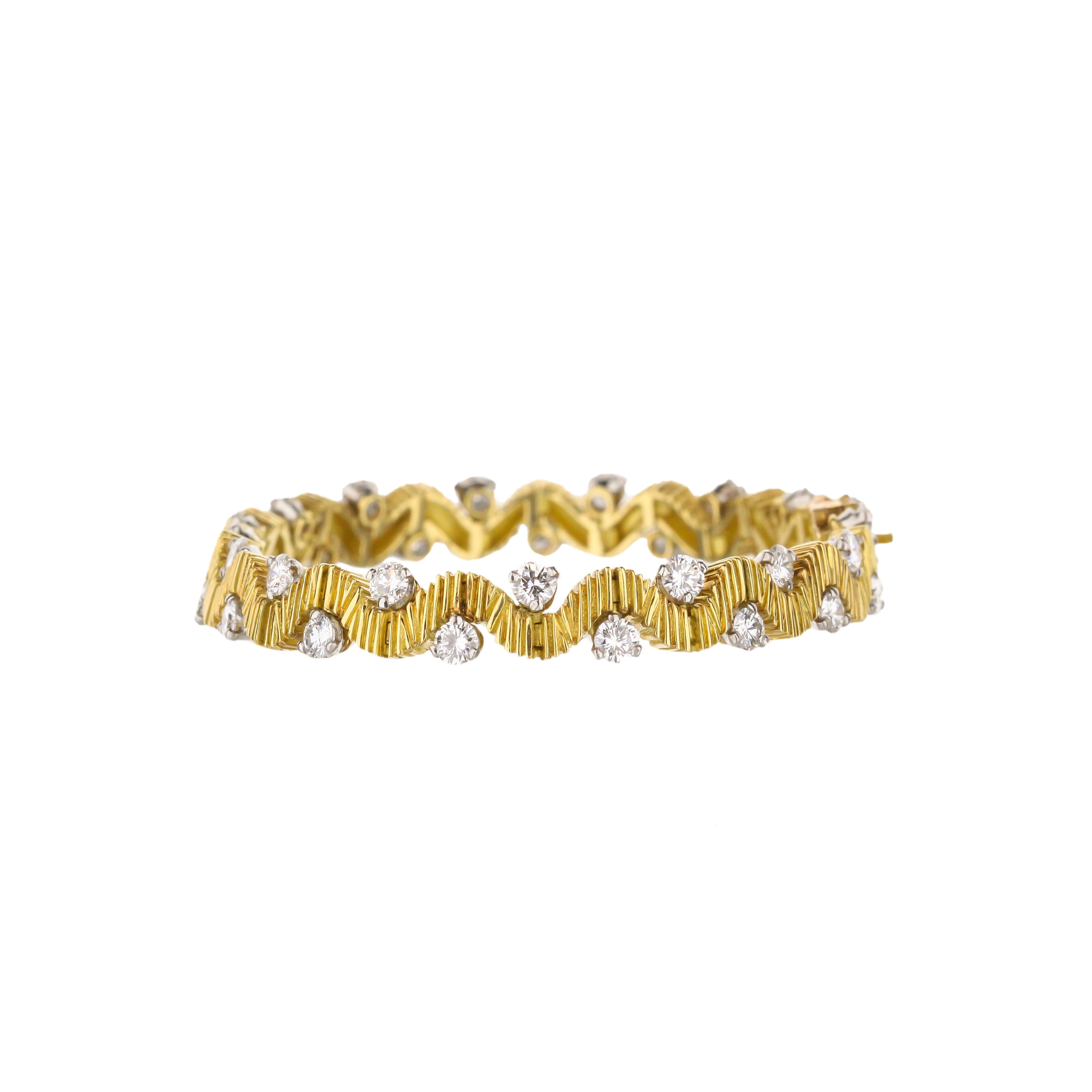 18K Yellow Gold Wave Bracelet With Alternating Diamonds